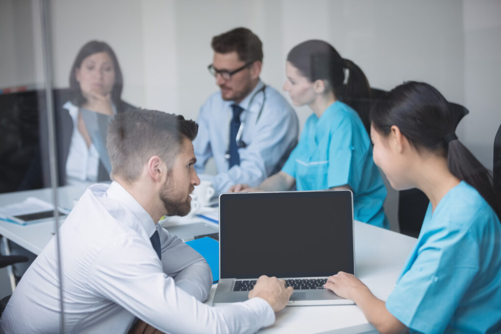 VDI consultant for healthcare doctors discussing laptop meeting